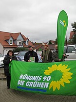 Foto Kaufungens grüne Gemeindevertreter am Wahlinfostand Niederkaufungen