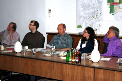 Foto Beraten zum E-On-Mitte-Rückkauf: Norbert Schüren, Geschäftsführer und Fabian Kauffmann, Mitarbeiter der Stadtwerke Marburg, Karsten McGovern, 1. Kreisbeigeordneter, Angela Dorn, energiepolitische Sprecherin und Tarek Al Wazir, Vorsitzender der Landtagsfraktion von Bündnis’90/Die Grünen.