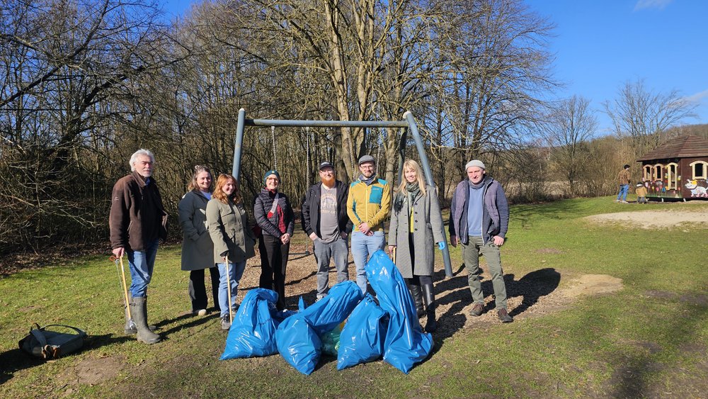 zeigt Kaufunger Gruene bei einer Müllsammelaktion