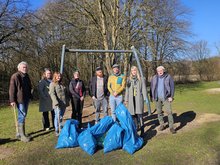 zeigt Kaufunger Gruene bei einer Müllsammelaktion