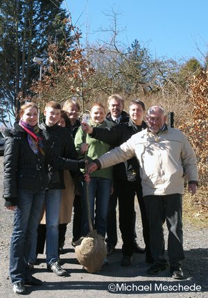 Kaufunger Grüne pflanzen 3 Junge Riesen in den Ortsteilen von Kaufungen